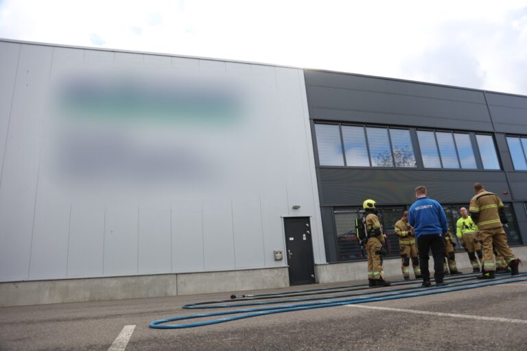 Rook in hal bedrijfspand door oven