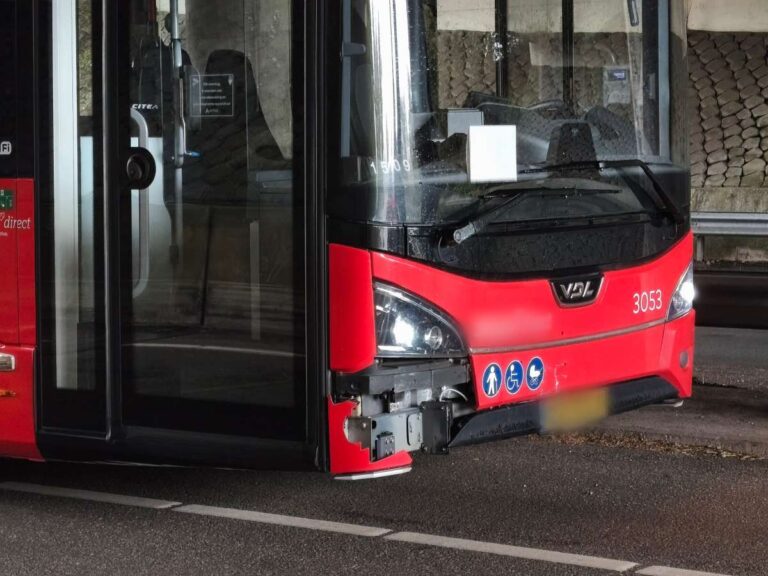Arriva bus botst achterop auto aan Lippstadtsingel in Uden