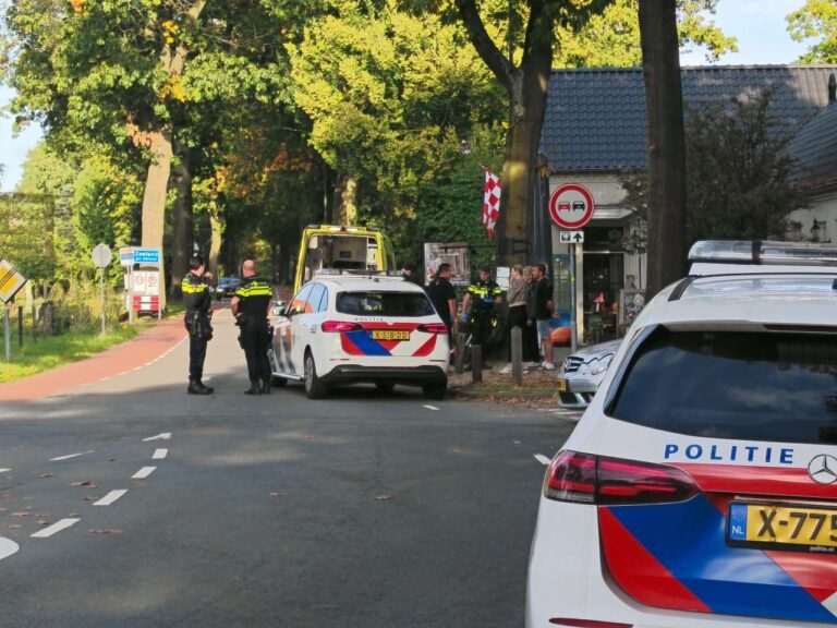 Fietser komt ten val, politie zoekt witte auto met aanhanger