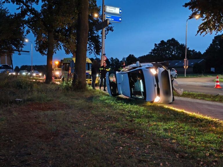 Auto belandt op kant op fietspad bij ongeval Brabantstraat in Volkel