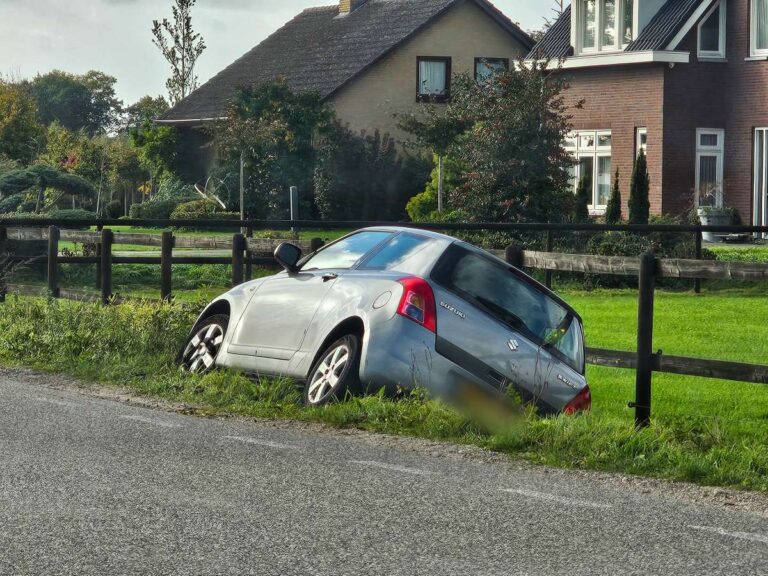Auto komt in sloot terecht aan Wilsfoort