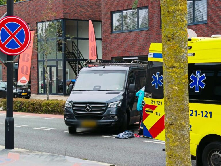 Fietser gewond na aanrijding met bestelbus