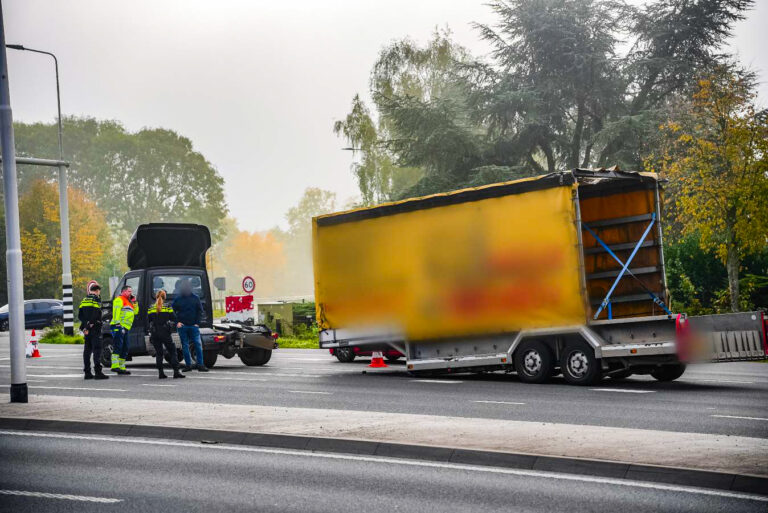 Trailer schiet los van vrachtwagen op drukke weg in Uden