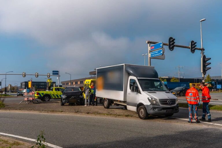 Bakwagen en twee personenauto’s botsen op knooppunt Paalgraven