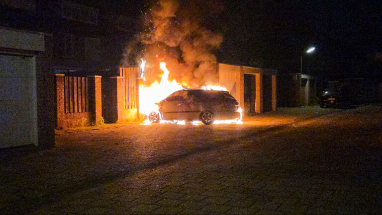 (VIDEO) Geparkeerde auto verwoest door felle brand