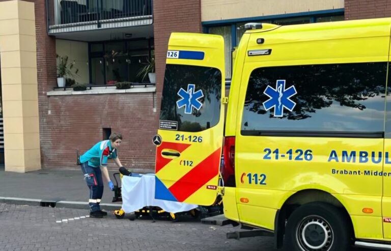 Automobilist rijdt van parkeerplaats af en rijdt fietser aan