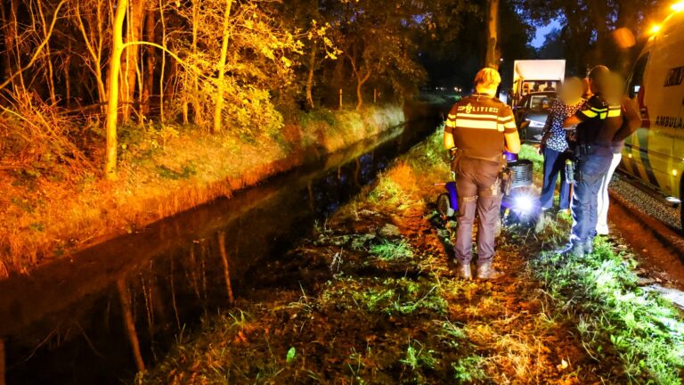 Omstanders redden bestuurder met scootmobiel uit water