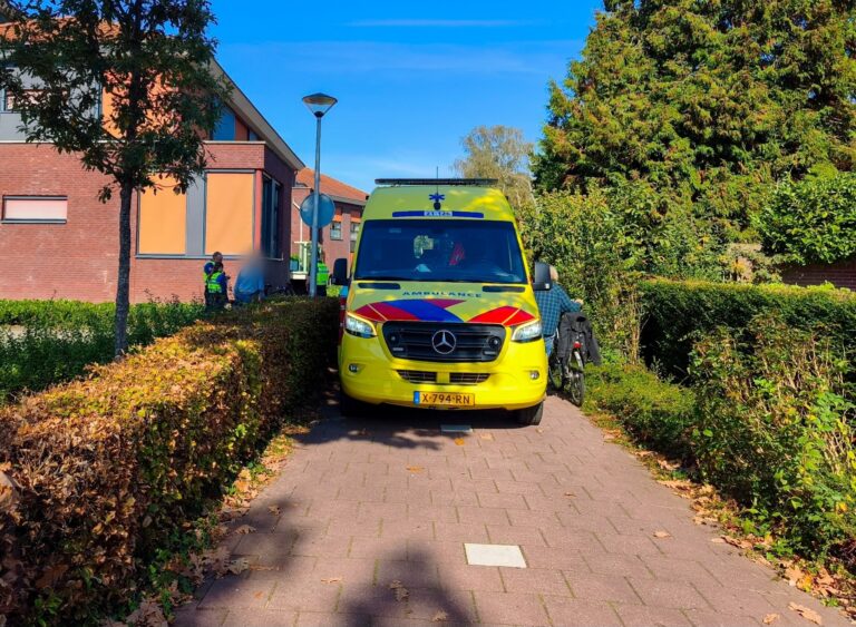 Fietser gewond na botsing tegen paal