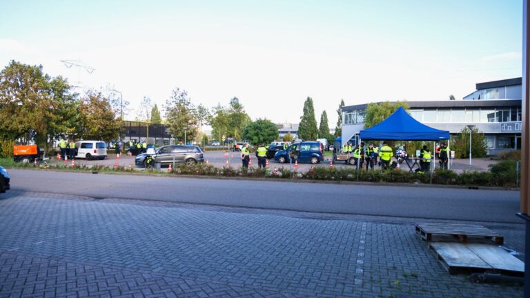 Politie voert grote controle op Industrielaan in Uden
