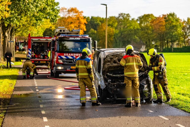 Bestelbus zwaar beschadigd door brand in Zeeland